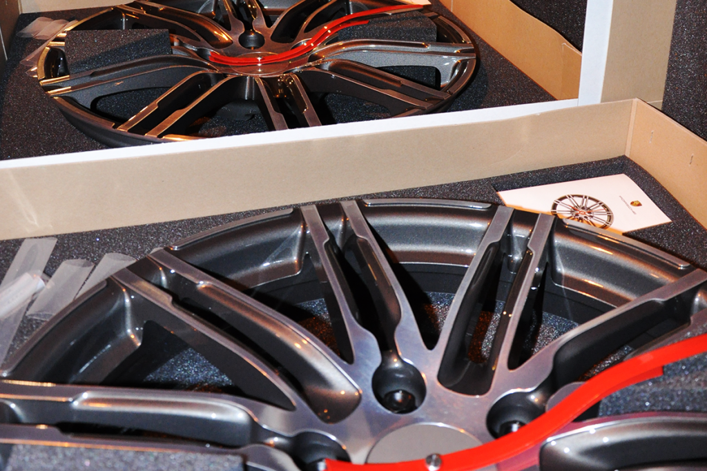 Detailaufnahme von zwei Autofelgen in edlem Design, verpackt in Kartons mit Schaumstoffeinlage, als individuelles Werbemittel von Präsentstudio Soennecken